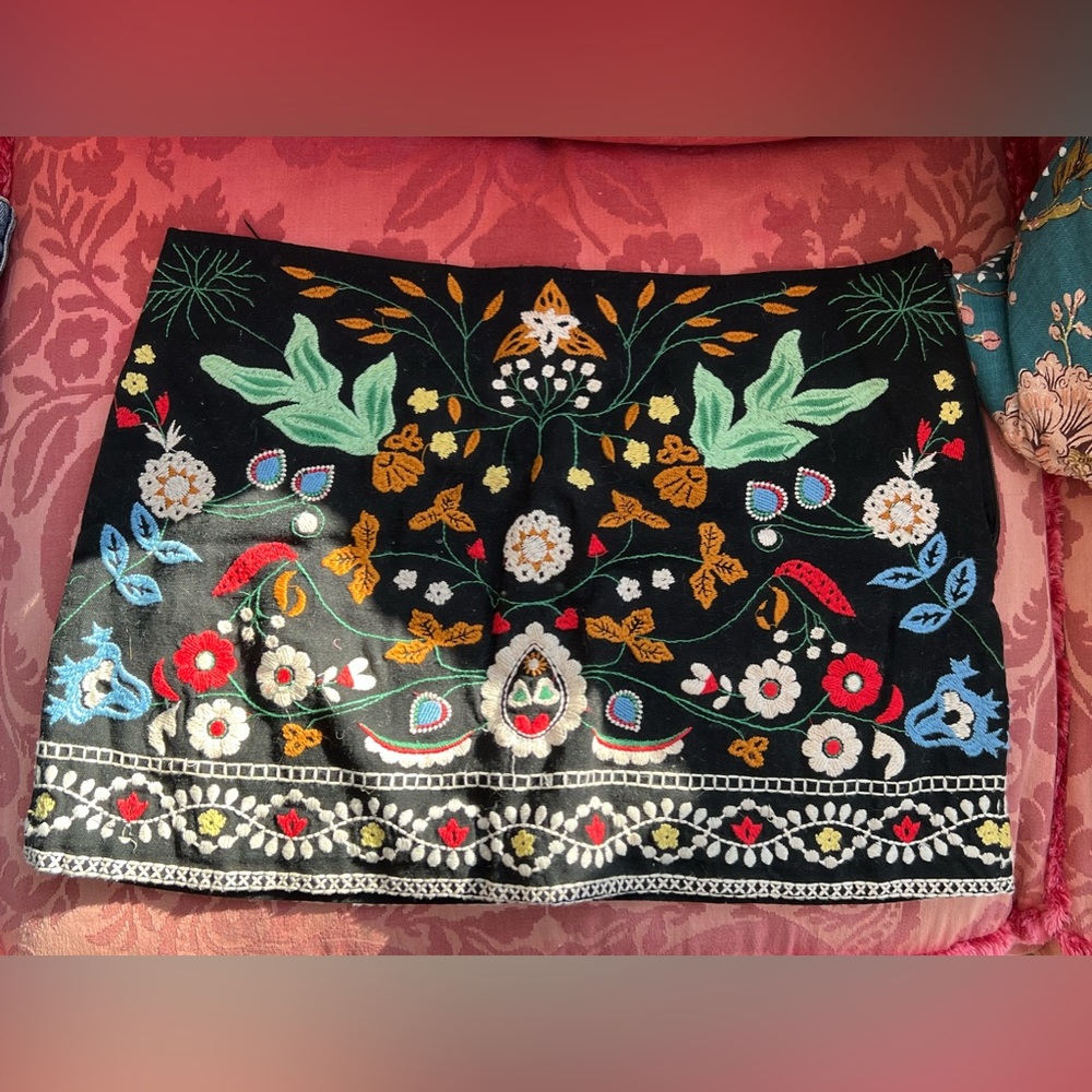 Zara embroidered mini Skirt. Size, M. Broken Zipper!